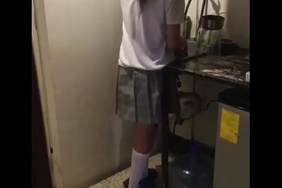 MOLESTANDO a mi MEDIA-HERMANA LAVANDO los TRASTES y Aprovecho para COGER Mientras no Hay NADIE en CASA! COGIENDO con mi LINDA Media-Hermana ESTUDIANTE Cuando llega de la ESCUELA Mientras Está LAVANDO los TRASTES, Aprovecho que Estamos SOLOS !