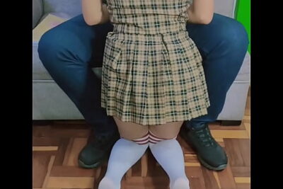 Mi hijastra tiene malas notas en el colegio últimamente, aprovecho para regañarla cuando su mama no esta y darle una buena cogidita a la colegiala putita